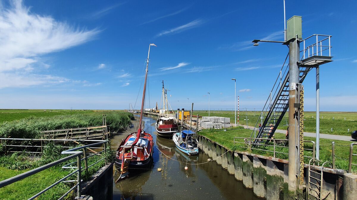 Berufsfischer machen für die Zeit der Sanierungsarbeiten am Kutterhafen in Spieka-Neufeld in Dorum-Neufeld fest. Für Freizeitkapitäne gibt es dagegen "Anker"-Möglichkeiten im Spieka-Neufelder Sielhafen. Foto: Leuschner