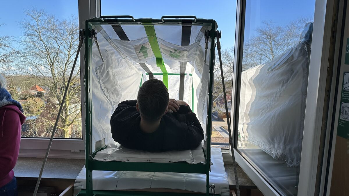 Ein Mitarbeiter der Fachfirma demonstriert den Einstieg ins System über die Brücke durchs Fenster. Gleich geht's senkrecht abwärts. Foto: Reese-Winne