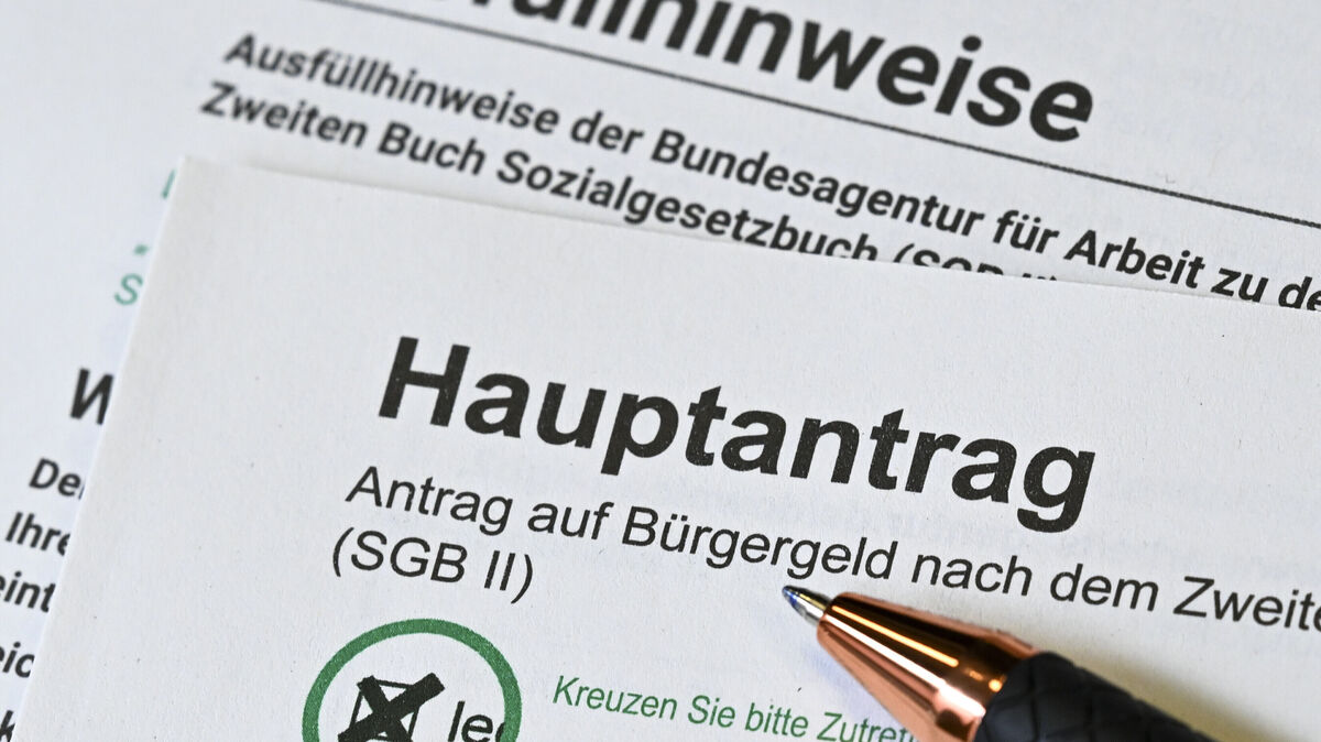 Nach Angaben eines Hotel-Chefs füllen immer mehr Menschen lieber den Antrag auf Bürgergeld aus, als körperlicher Arbeit nachzugehen - vorausgesetzt damit lässt sich nicht wesentlich mehr verdienen. Symbolfoto: Jens Kalaene/dpa