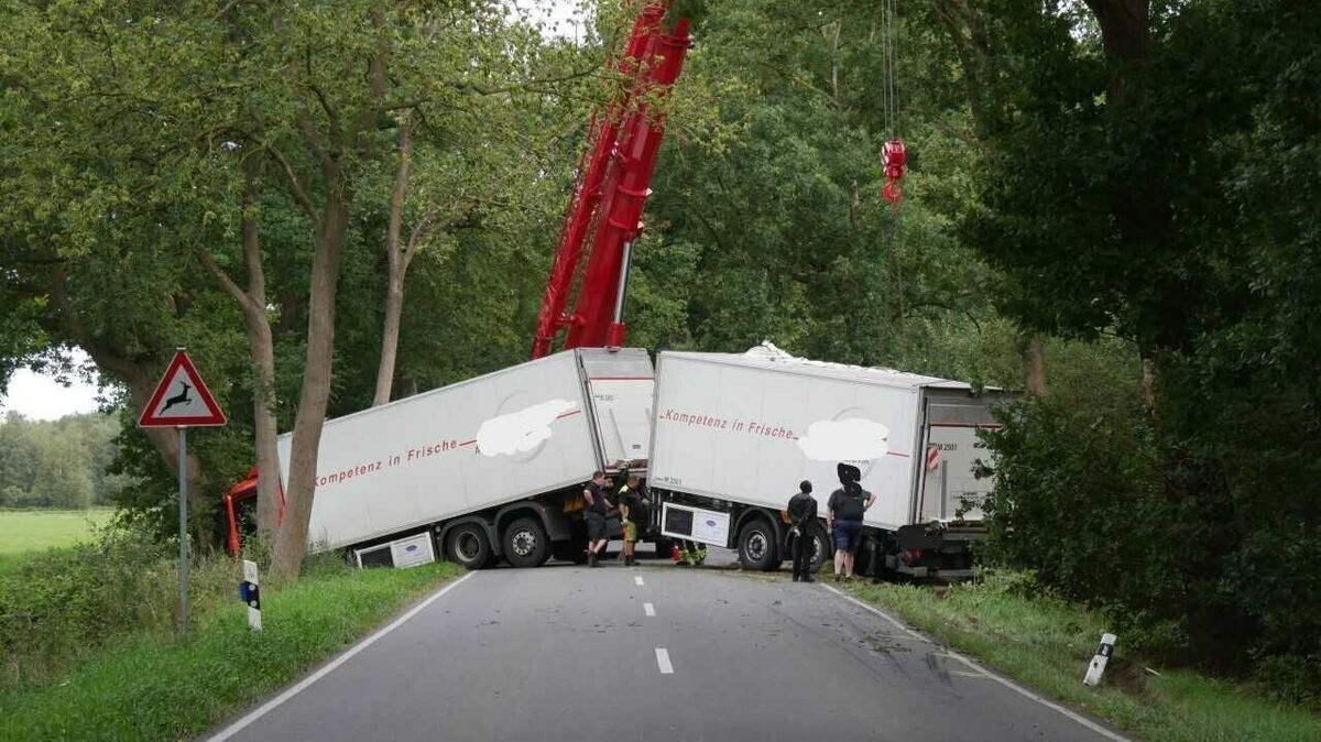 Bevor der Kran eingesetzt werden konnte, musste die komplette Ladung zunächst auf einen Ersatz-Lkw umgeladen werden. Foto: Jürgen Lange