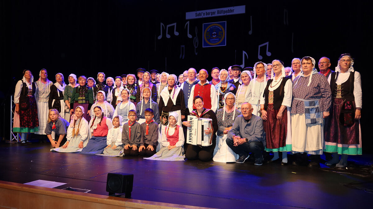 Ein glanzvoller Abschluss: Heimat- und Trachtenverein Elsdorf und Sohln’borger Büttpedder zeigen gemeinsam ihr Können. Foto: Tonn