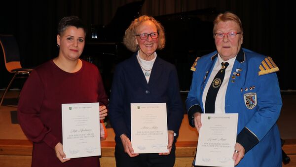 Hut ab vor den Helden des Alltags: Stadt Otterndorf ehrt Ehrenamtliche