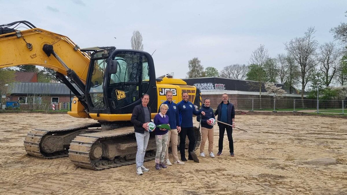 TRafen sich zum obligatorischen Spatenstich auf der Baustelle (v.l.): Frank Thielebeule (Stadtdirektor Stadt Otterndorf), Ursula Holthausen (stellv. Bürgermeisterin Stadt Otterndorf, Lars Stollberger (2. Vorsitzender Fußballabteilung, Sebastian Reuter (1. Vorsitzender Fußballabteilung), Matthias Katt (3. Vorsitzender TSV Otterndorf), Maik Schwanemann (Geschäftsführer TSV Otterndorf). Foto: TSV Otterndorf