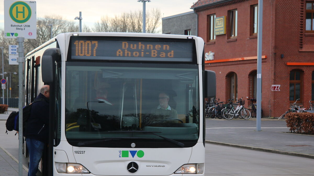 Beliebtes Ziel: Fahrgäste steigen am ZOB in einen Bus der KVG Richtung Duhnen Ahoi-Bad. Das neue Cuxhaven-Ticket hat die Fahrgastzahlen erheblich steigen lassen. Foto: Potschka
