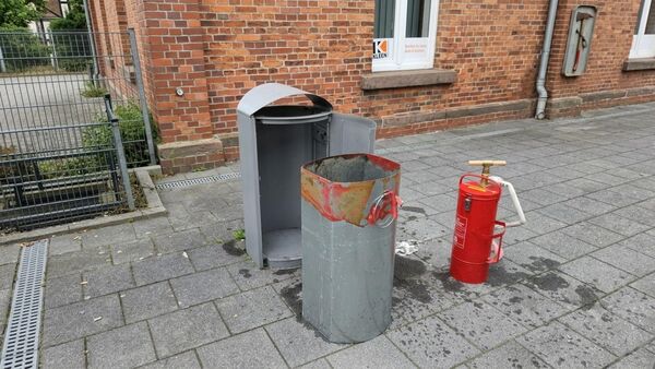 Einsatz am Hemmoorer Bahnhof: Feuerwehr rückt zu brennendem Mülleimer aus