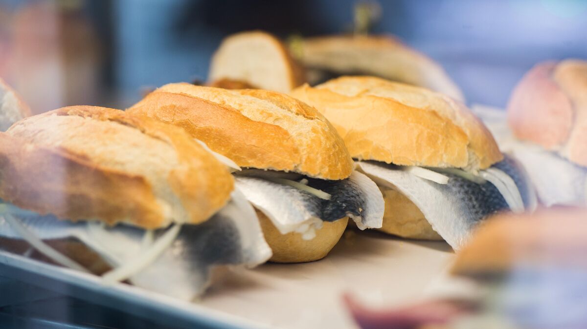 Der Imbiss "Fish & Fun" am Deich in Otterndorf bietet auch Fischbrötchen an. Symbolfoto: Christophe Gateau/dpa