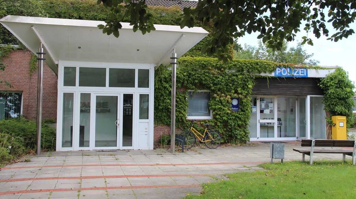 Die Polizeistation Cadenberge ist seit einer Dekade zentral an der Bahnhofstraße untergebracht und hat ihre Räume angemietet. Die nebenstehenden Räume von taube Immobilien sind zurzeit ungenutzt. Foto: Kramp