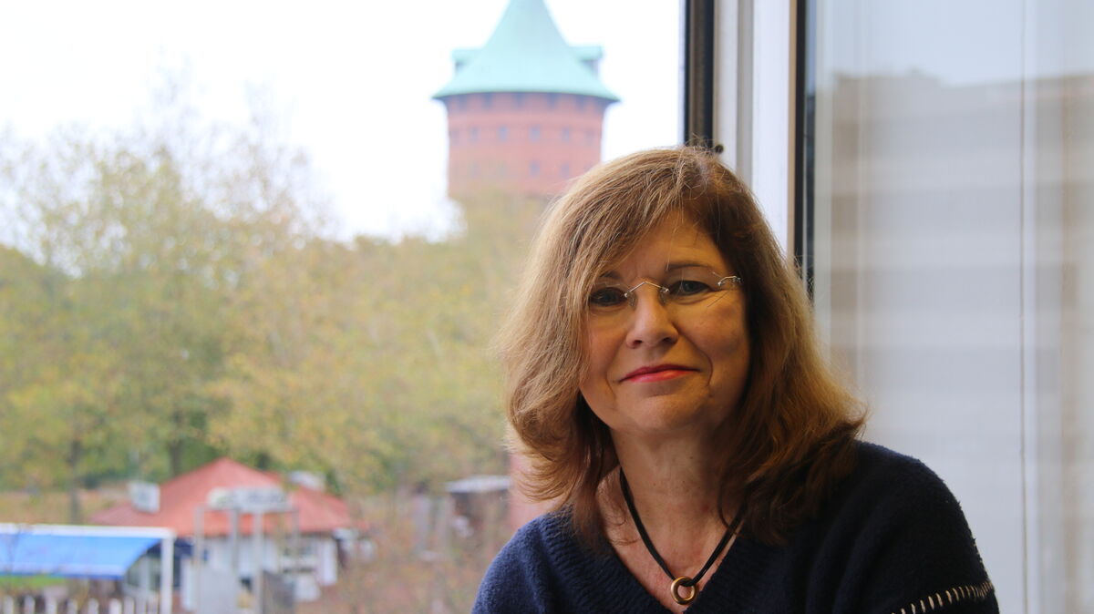 Bettina Bartsch ist bei der Kultur Tafel für die Vermittlung der gespendeten Karten an die Kulturgäste zuständig. Foto: Potschka