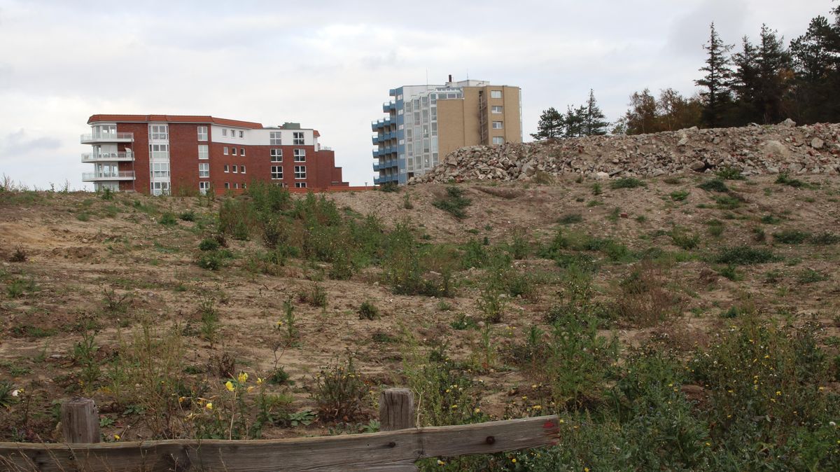 An der Duhner Spitze, die bis an den Wehrbergsweg (Bebauung im Bildhintergrund) reicht, befand sich ursprünglich ein Kinderkurheim. Foto: Koppe