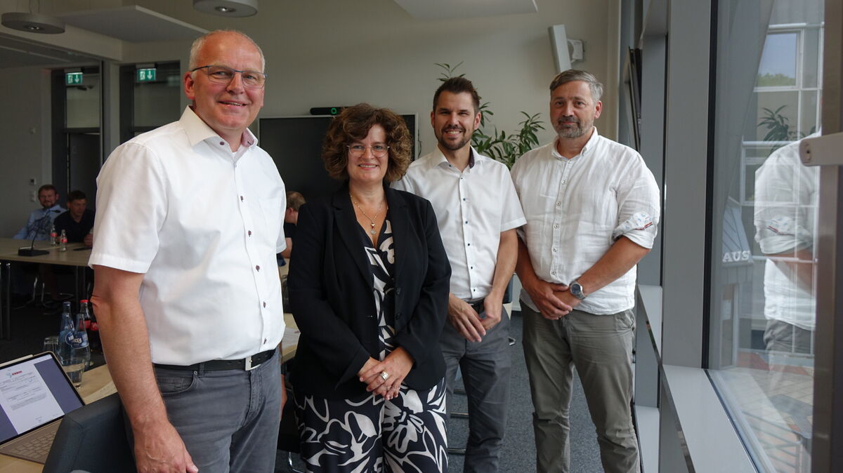Samtgemeindebürgermeister Jan Tiedemann (l.), gewählter Samtgemeindebürgermeister Lamstedt Frank Springer (2.v.r.) und Ratsvorsitzender Hendrik Golkowski (r.) freuen sich über die Nachfolgerin Karina Kramer (2.v.l.). Foto: Grell
