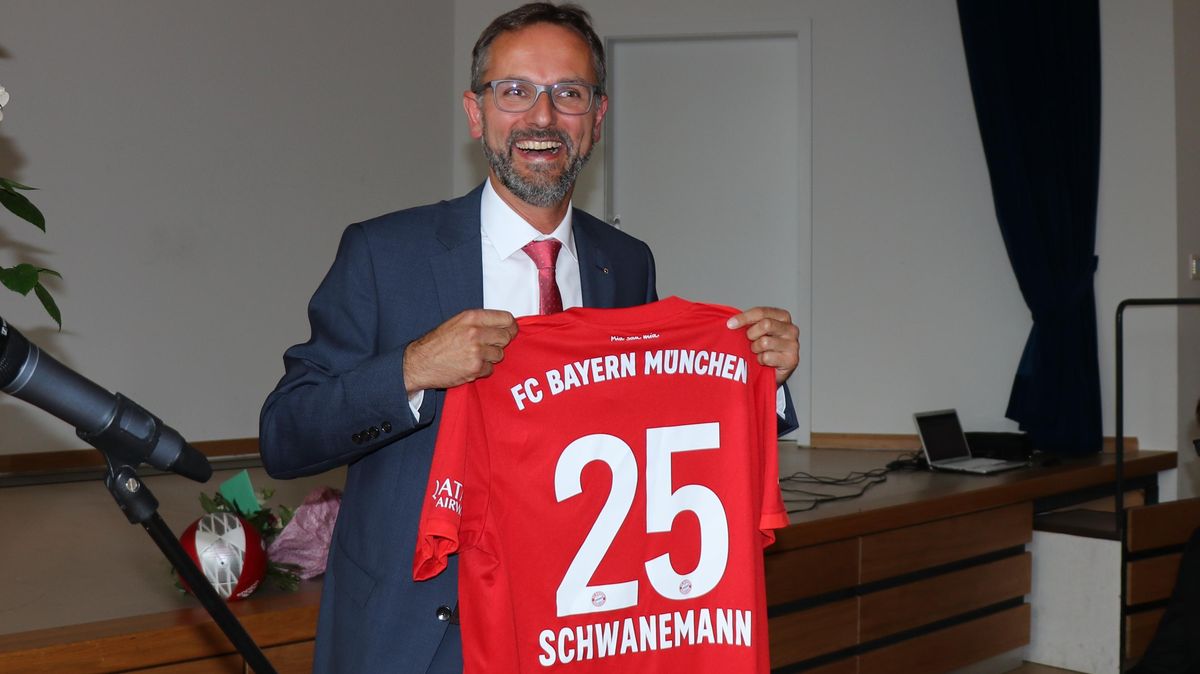 Maik Schwanemann freute sich sichtlich über seine Abschiedsgeschenk. Foto: Mangels