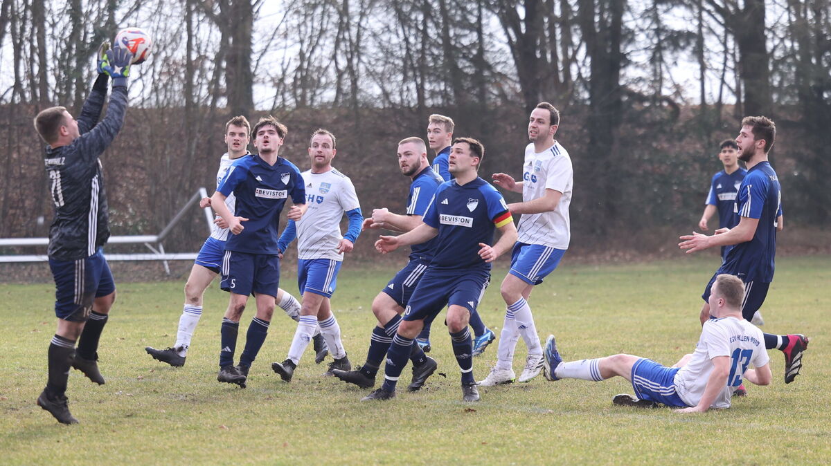 Auf die Kicker des TSV Hollen-Nord (weiße Trikots) wartet eine interessante Aufgabe am Sonnabend. Der Kreisligist empfängt im Rahmen des 50-jährigen Jubiläums der Fußballabteilung den Regionalligisten SV Drochtersen/Assel. Foto: May