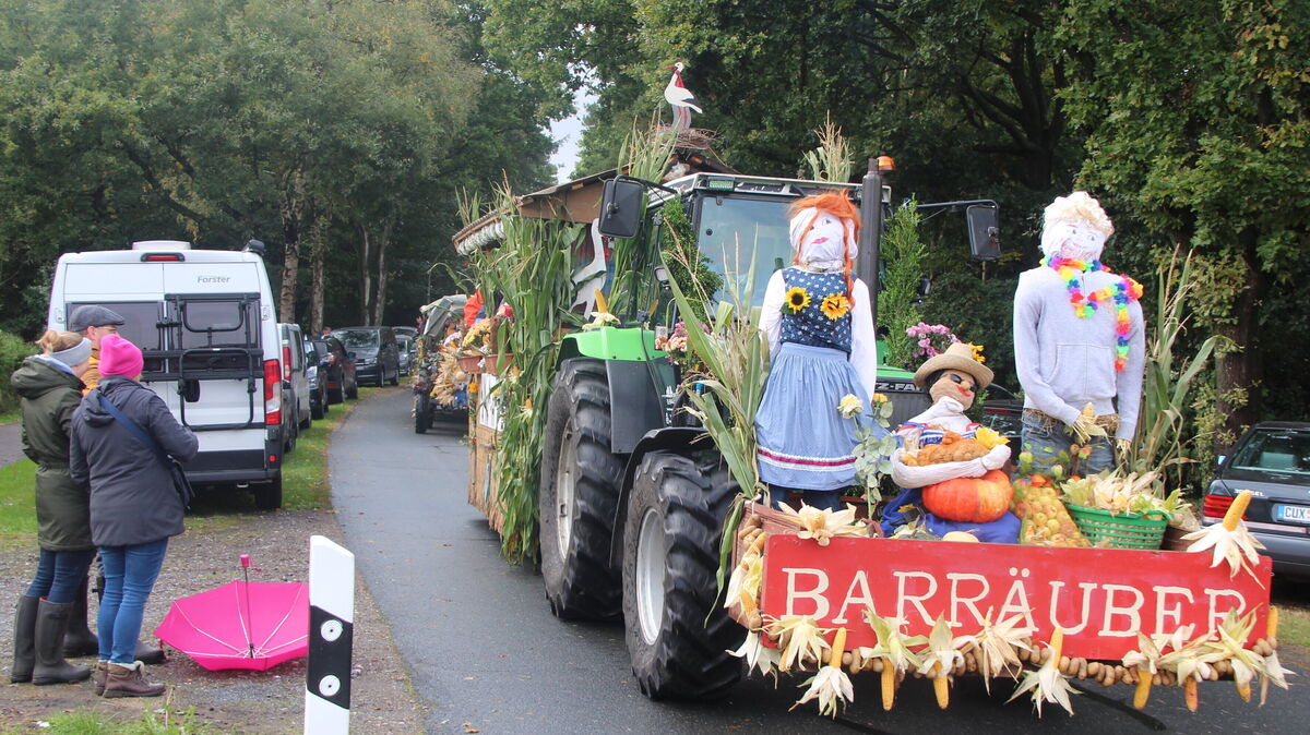 Liebevoll geschmückte Festwagen zuckelten Sonntag durch Wanna. Foto: Kramp