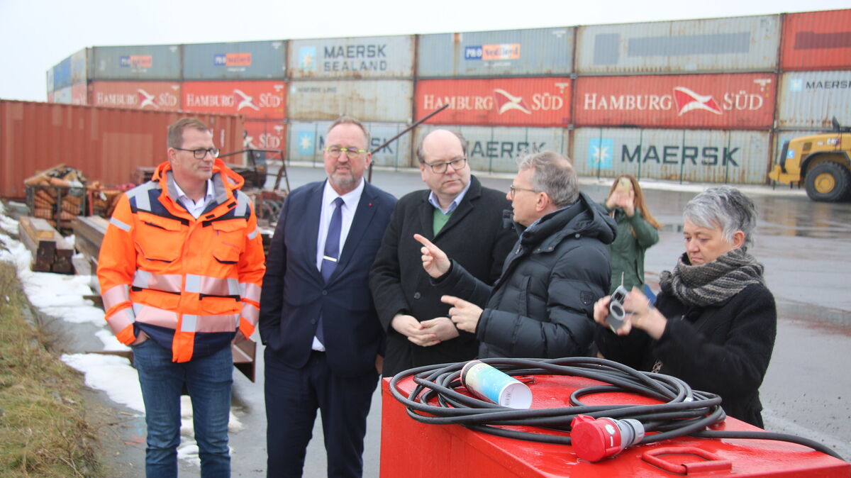 Vor dem Besuch im Alten Fischereihafen informierte sich Umweltminister Christian Meyer (M.) im Cuxhavener Offshore-Hafen über die neuen, für 330 Millionen Euro entstehenden Liegeplätze. Begleitet wurde er dabei von Oberbürgermeister Uwe Santjer (2.v.l.), NPorts-Niederlassungsleiter Knuth Kokkelink (l.) sowie NPorts-Chef Holger Banik (2.v.r.) und Bürgermeisterin Christine Babacé (r.). Foto: Potschka