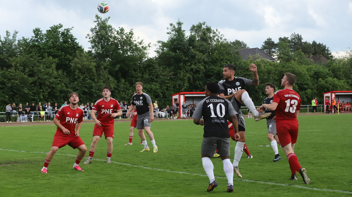 Kopfballchance für Niko Grabowski vom FC Cuxhaven. Viele Möglichkeiten des Vollblut-Stürmers ließ die Abwehr des TSV Altenwalde aber nicht zu. Foto: Witthohn