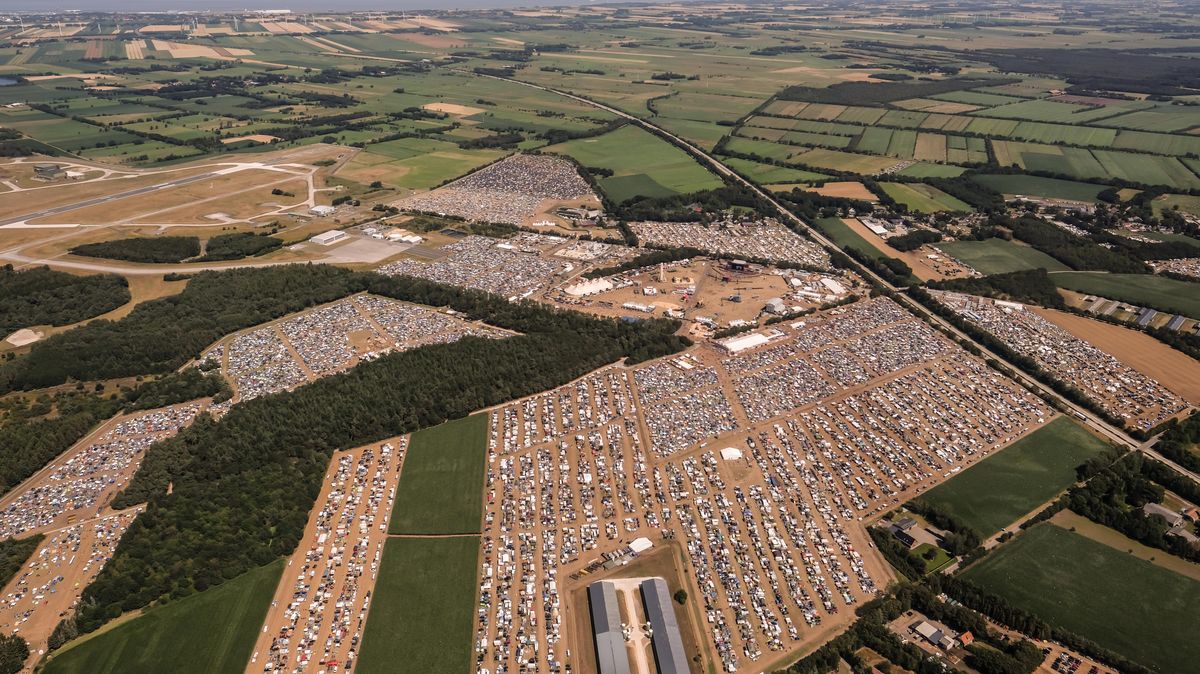 Das Gelände des Festivals Deichbrand aus einem Hubschrauber fotografiert. Deichbrand ist eines der beiden größten Festivals in Niedersachsen. Foto: Lars-Josef Klemmer/dpa