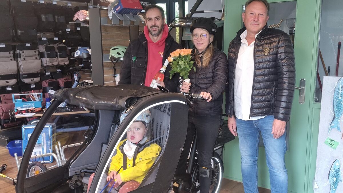 Bei der Übergabe des Lastenfahrrads: Sofia (unten), Carmen und Ricardo Margaca Conde mit Andre Rode (Inhaber von Lastensegler & Küstenräder). Foto: Privat