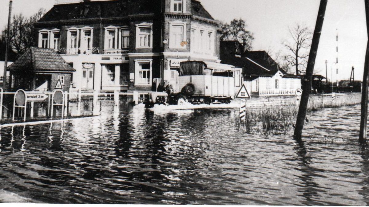 Auch das Hotel Peter in Wingst-Höftgrube stand unter Wasser. Die Fluten überschwemmten die Bundesstraße 73. Der Hauptverbindungsweg zwischen Stade und Cuxhaven war damit unterbrochen. Foto: CN/NEZ-Archiv
