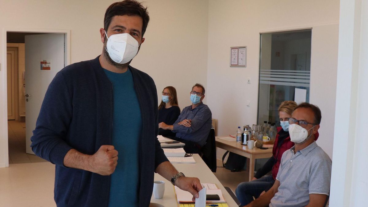 Daniel Schneider bei der Stimmabgabe im Wahlbüro. Der SPD-Mann wurde mit dem Überraschungssieg bei der Bundestagswahl für einen engagierten Wahlkampf belohnt. Foto: Mangels