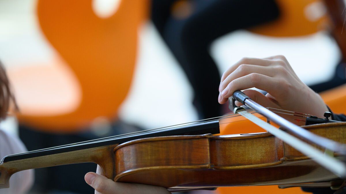 Ob Geige, Bass, Blockflöte oder Klavier: Die Instrumentenbandbreite ist groß. Foto: Robert Michael / dpa