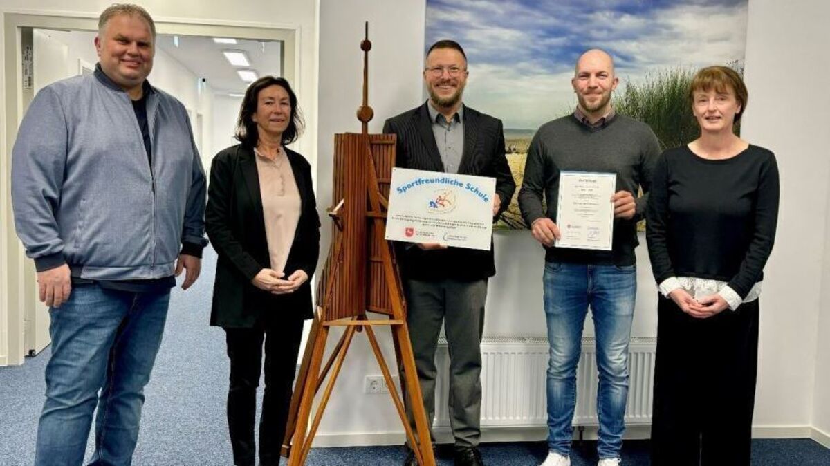 Die Landesauszeichnung wird in der Cuxhavener Außenstelle des Regionalen Landesamtes für Schule und Bildung Lüneburg von Fachdezernentin für Sport Verena Clasen (2.v.l.) im Beisein von Michael Heinsohn (l.) als Vertreter des Kreissportbunds und Dorit Böhme (r.) als Fachberaterin für Sport an die Vertreter der Realschule Cuxhaven, Schulleiter Hans Christian Seebeck (M.) und Koordinator für Sport und Mobilität Ralf Burat übergeben. Foto: RLSB Lüneburg, Außenstelle Cuxhaven
