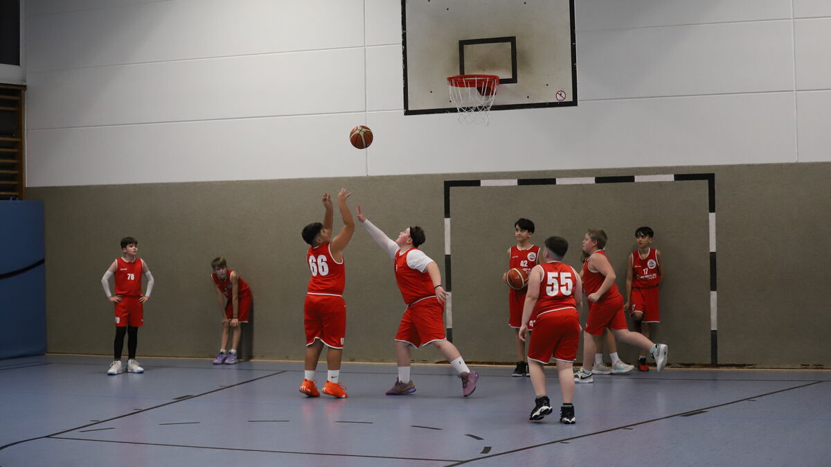 Der elfjährige Emir (Nummer 66) beim Korbwurf. Er freut sich, Mitglied eines "richtig guten Teams" zu sein. Foto: Witthohn