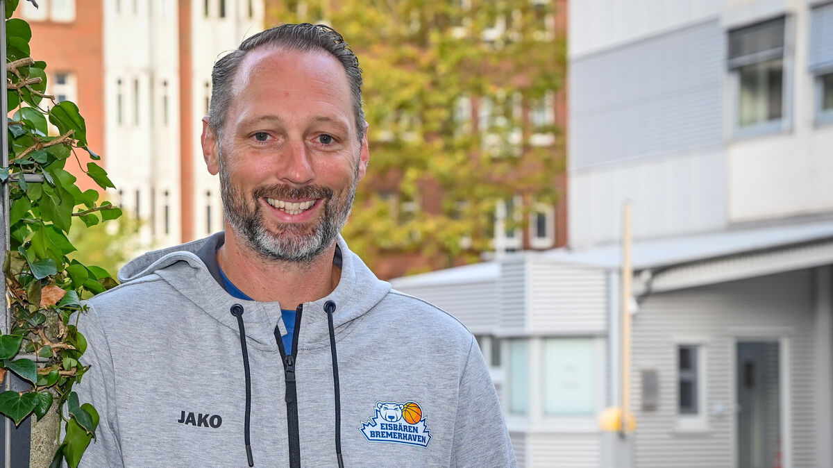 Der Eisbären-Trainer Steven Esterkamp freut sich auf die neue Saison. Foto: Scheschonka