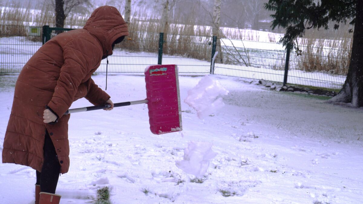 Eine Anwohnerin in Hemmoor befreit den Gehweg vor ihrem Haus von Schnee. Die Räumungsarbeiten im öffentlichen Raum, vor allem auf Hemmoorer Parkplätzen, hatten zuletzt für Diskussionen gesorgt. Foto: Brettschneider