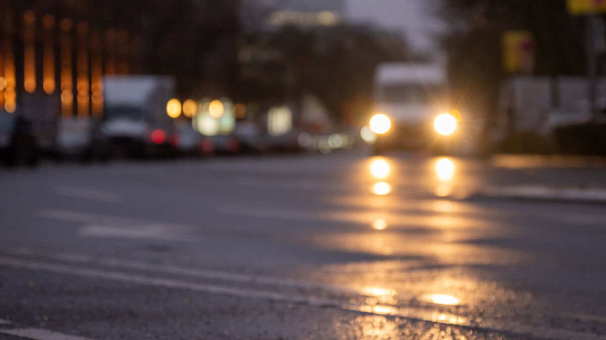 Schnee und Eis sorgten am Montag im Kreis Cuxhaven für zahlreiche Verkehrsunfälle. Foto: Monika Skolimowska/dpa