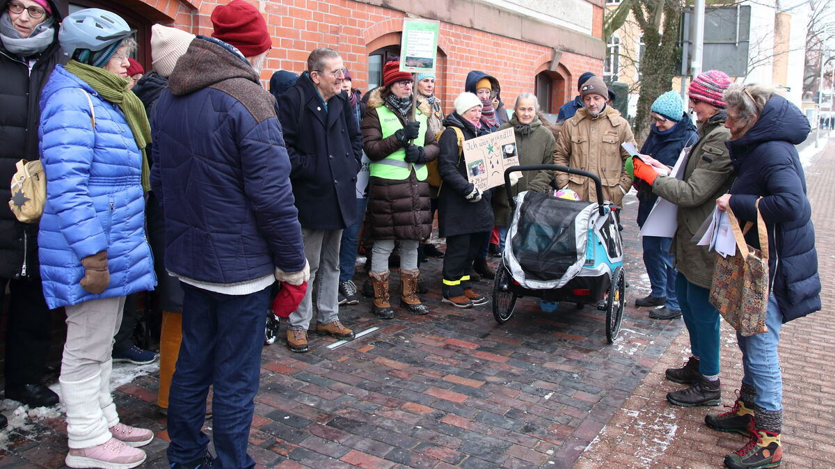 Über den Verlust von zwei alten Stadtbäumen wollten Teilnehmerinnen und Teilnehmer dieser von der Initiative Stadtgrün initiierten Mahnwache nicht sang- und klanglos hinweggehen. Foto: Koppe