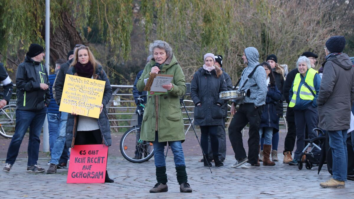 Elke Schröder-Roßbach bei der Querdenker-Demo ("Sonntagsspaziergänger") auf dem Kaemmererplatz. Foto: Mangels