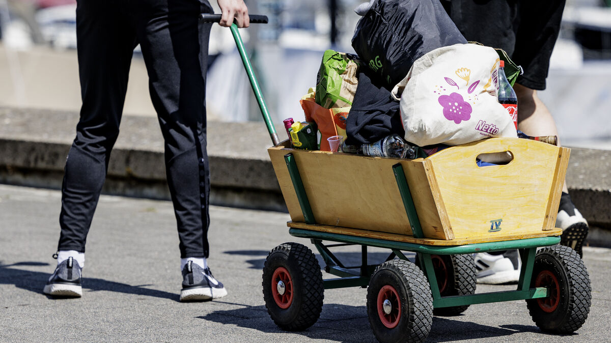 Im Kreis Cuxhaven zogen wieder einige Gruppen mit Bollerwagen durch die Gegend. Foto: Axel Heimken/dpa