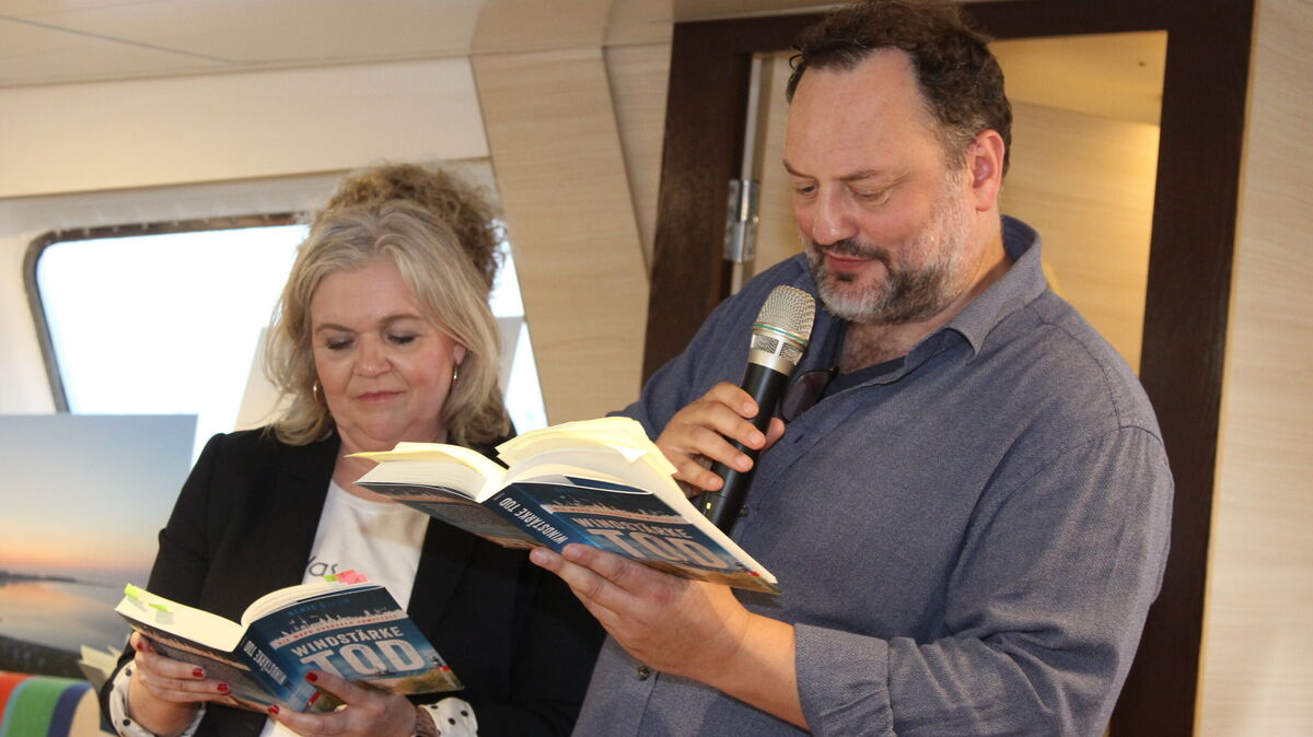 Eingespieltes Autorenduo: Anja Goerz und Eric Niemann (hier bei der Premierenlesung im vergangenen Jahr) führen ihre Reihe über die Wasserschutzpolizei Cuxhaven mit der Neuerscheinung "Die Tote am Kai" fort. Fotos: Reese-Winne
