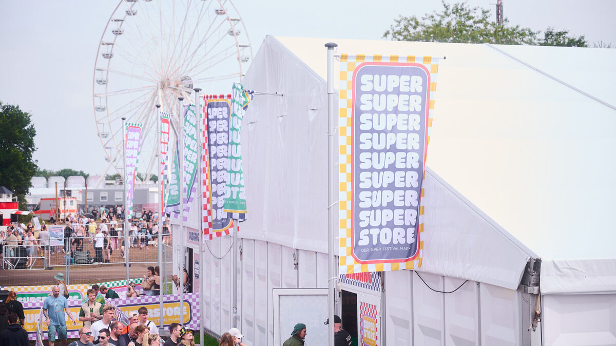 Der SuperStore auf dem Deichbrand-Gelände bietet Festivalbesuchern eine zentrale Einkaufsmöglichkeit direkt neben dem Campingplatz. Foto: Deichbrand/Johannes Klingelhöfer