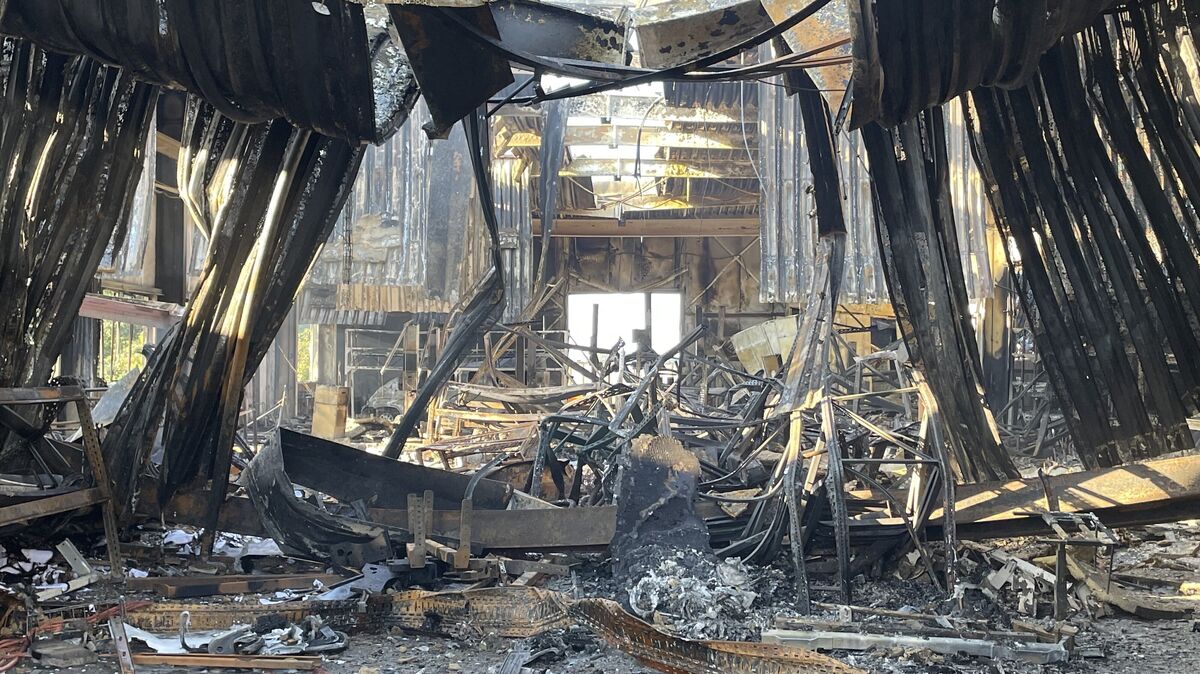 Im hinteren Bereich der Halle ist alles durch das Großfeuer zerstört worden, ob Fahrzeuge oder Werkstattgeräte. Hier war auch die noch recht neue Schreinerei untergebracht. Foto: Lütt