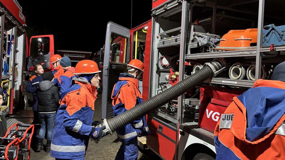 Für ihre Übungsaufgabe suchten die Jugendlichen verschiedene Gegenstände aus dem Feuerwehrauto heraus. Foto: Grell