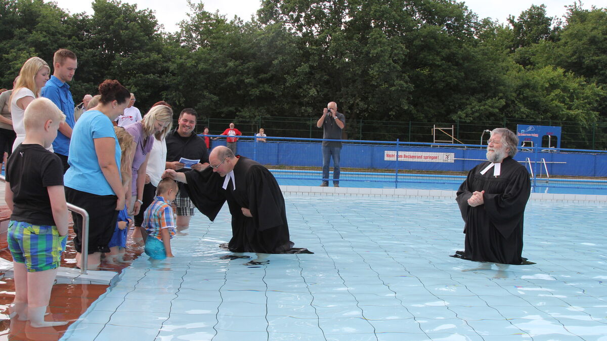 So wird Kirche erlebbar und erreicht Menschen: Tauffest im Oxstedter Freibad mit Achim Wolff (l.) und dem Kollegen Reinhard Stolz. Foto: Reese-Winne
