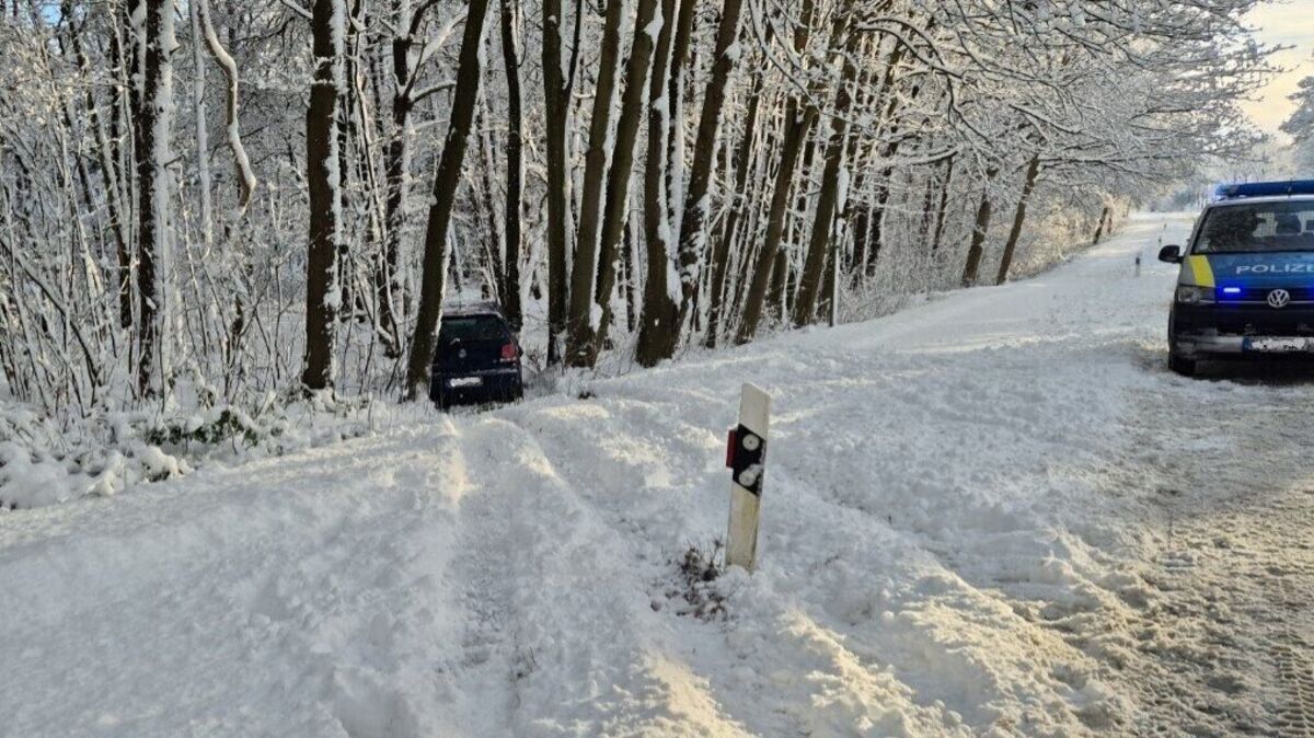Das Auto des 21-jährigen Cuxhavener kommt von der Straße ab und kollidiert mit einem Baum. Foto: Polizei