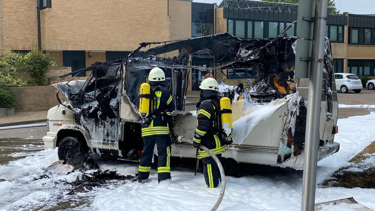 Am Wohnmobil entstand ein Totalschaden. Foto: Feuerwehr Geestland