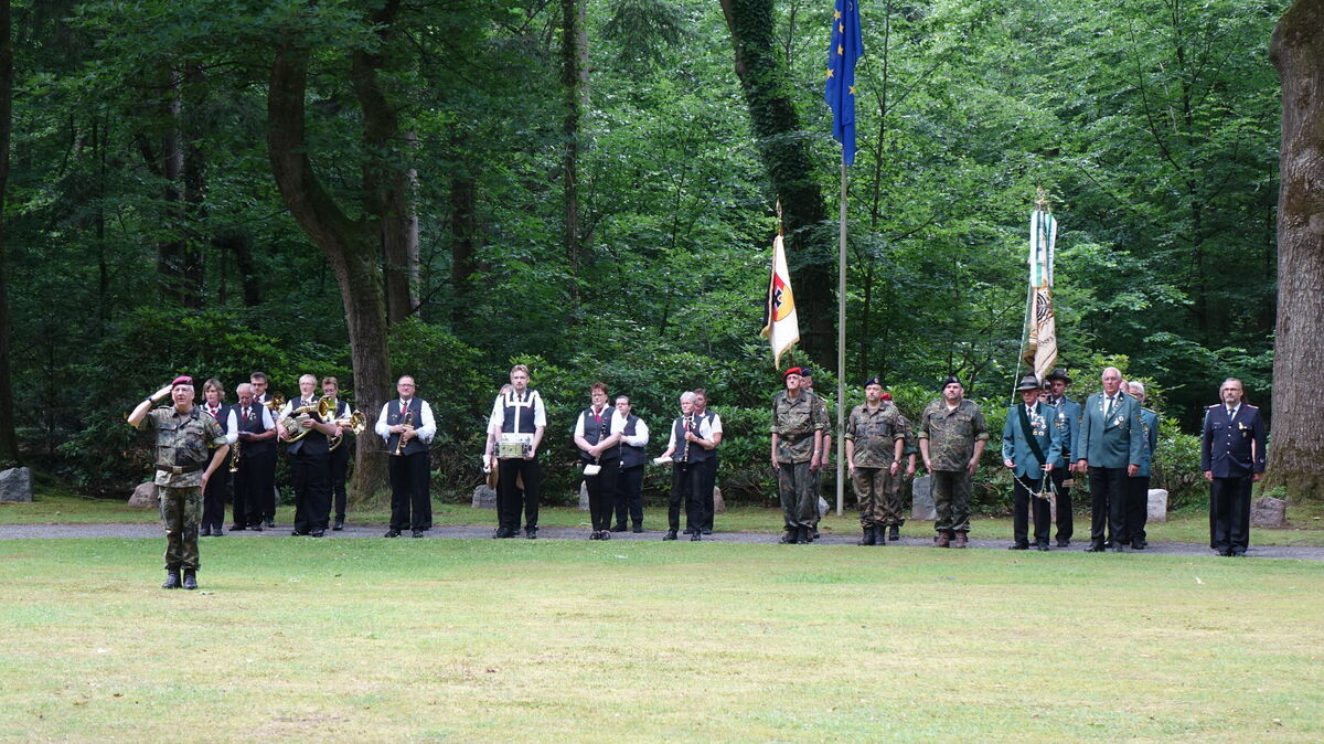 Die Ehrenformation beim Veteranentag am Ehrenhain. Foto: Werder