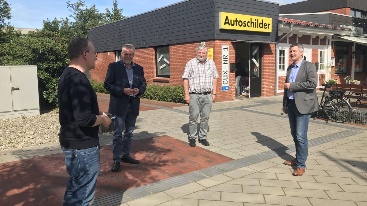 Lasse Weritz (l.) ist Hemmoorer Bürgermeister, Kreistags- und Landtagsabgeordneter und sauer auf die Kreisverwaltung, die die Zulassungsstelle im Hemmoorer Rathaus noch nicht wieder geöffnet hat. Darüber wundern sich auch seine Fraktionskollegen Richard Schütt (2.v.l.), Axel Quast und Fraktionschef Frank Berghorn (r.). Unser Foto zeigt sie vor einem Autoschilder-Shop in Hemmoor in der Nähe des Rathauses. Foto: Schröder