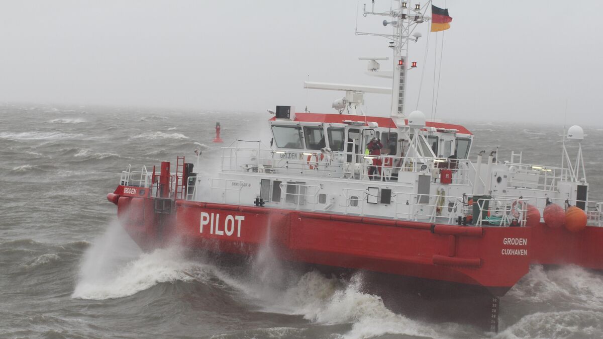 Auch auf der Elbe vor Cuxhaven bekamen die Lotsen die Auswirkungen von "Ylenia" zu spüren: Der Seegang war ordentlich. Foto: Sassen