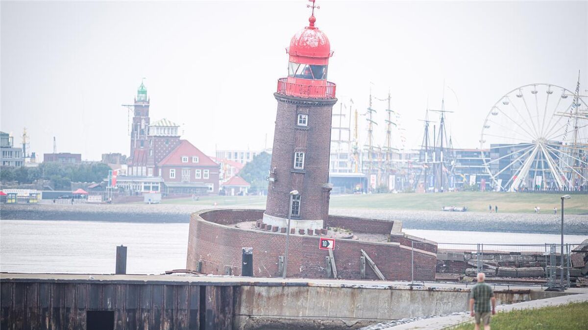 Der Moleturm an der Geesteeinfahrt in Bremerhaven ist abgesunken. Das Wasser- und Schiffahrtsamt (WSA) ist vor Ort und prüft die Lage. Experten fürchten, dass der Leuchtturm komplett einstürzt. Foto: Arnd Hartmann