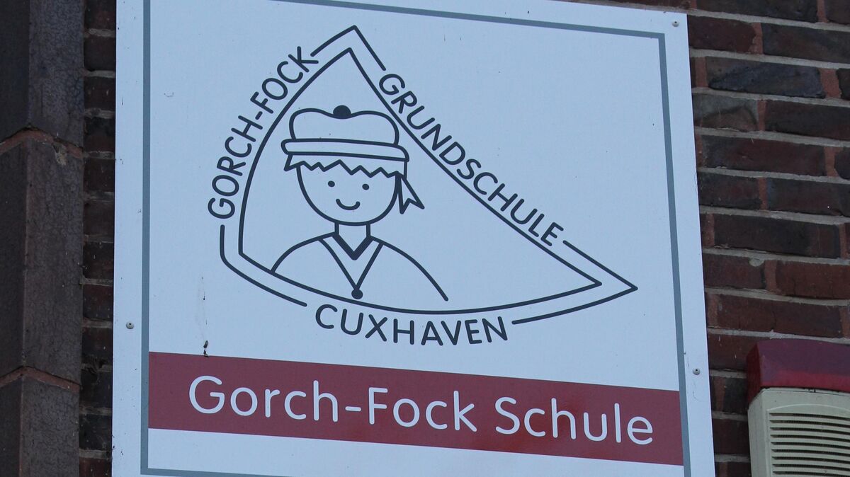 In Zukunft soll nur noch das Schild der Gorch-Fock-Schule am Altbau in der Rathausstraße hängen. Das wird aber erst passieren, wenn die Bleickenschule einen Neubau bezogen hat. Stadt und Kreis peilen eine Fertigstellung innerhalb der nächsten fünf Jahre an. Foto: Reese-Winne