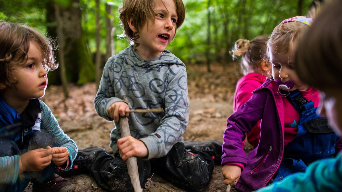 Natur- und Waldkindergärten sind im Kommen: Kinder und Erzieher verbringen jeden Tag bei jedem Wetter im Freien und spielen in der Natur. Im Landkreis Cuxhaven gibt es derzeit vier Waldkindergärten. In Kürze soll ein weiterer dazu kommen: im Aßbütteler Moor in Wanna. Foto: dpa/Arnold