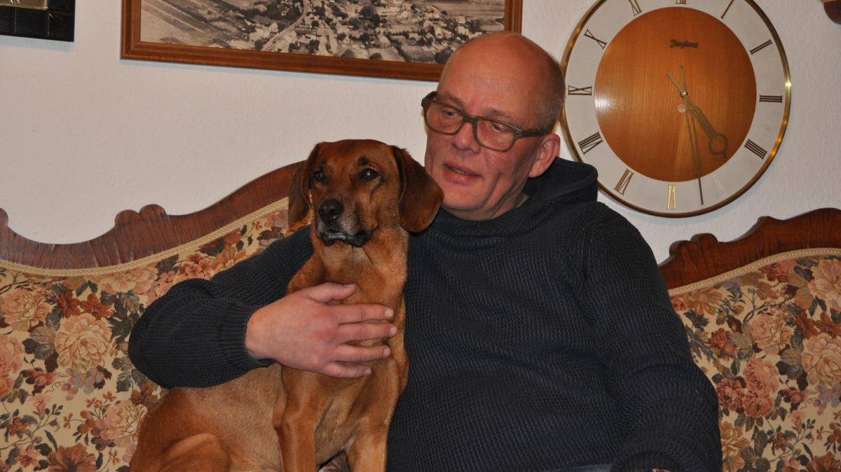 Bürgermeister Wolfgang Heß mit seinem Hund. Auch Mischling Frau Schneider sorgt dafür, dass der Cadenberger Kommunalpolitiker immer auf Achse ist - geschäftlich, politisch und privat. Foto: Kramp