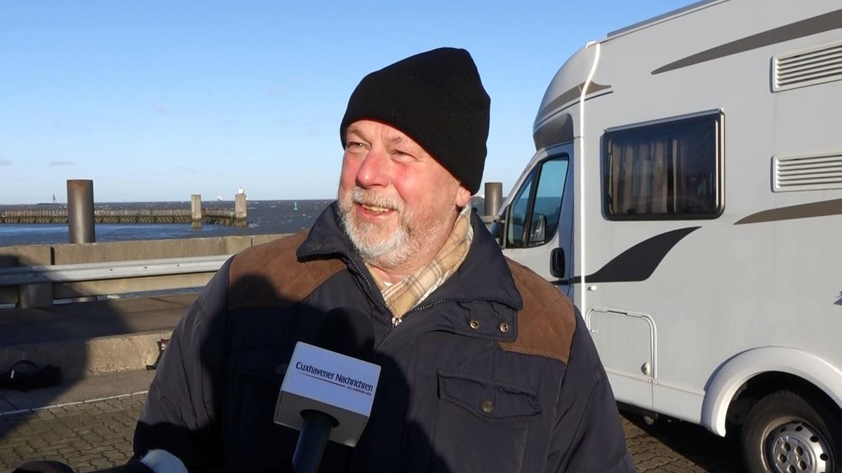 Trotzt Wind und Wetter: Wohnmobil-Besitzer Detlef Schwarz aus Gernsbach auf der "Platte" in Cuxhaven. Foto: Konken