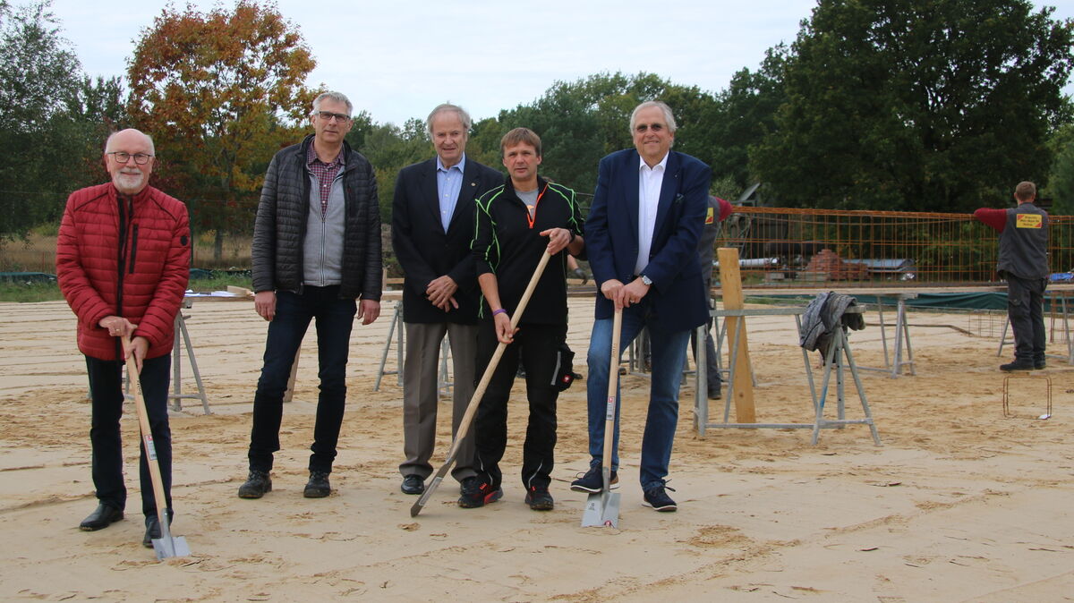 Erster Spatenstich für die neue "Arado"-Halle beim Aeronauticum in Nordholz: Bernhard Jährling, Hans-Jürgen Poit, Uwe H. Giesecke, Jan Spinck und Dirk Wurzer (v.l.) freuen über sich den Beginn der Bauarbeiten. Foto: Potschka