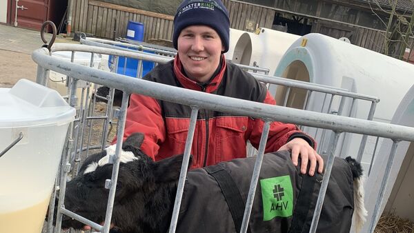 Bauernhof statt Mathe-Studium: 21-jähriger Cuxhavener lebt für die Landwirtschaft