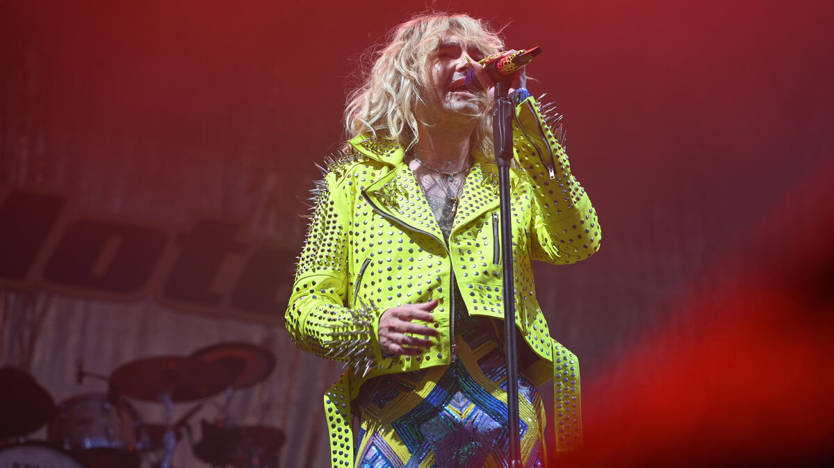 Im auffälligen Outfit steht Sänger Bill Kaulitz auf der Deichbrand-Bühne. Foto:  Lars Penning/dpa